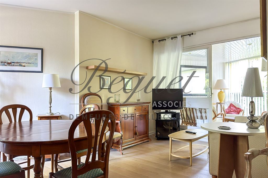 A vendre chez Beguet Associés : Le Chesnay 78150 Parly 2 - Appartement de 77 m², 2 chambres, loggia, jardinet, cave et parking.