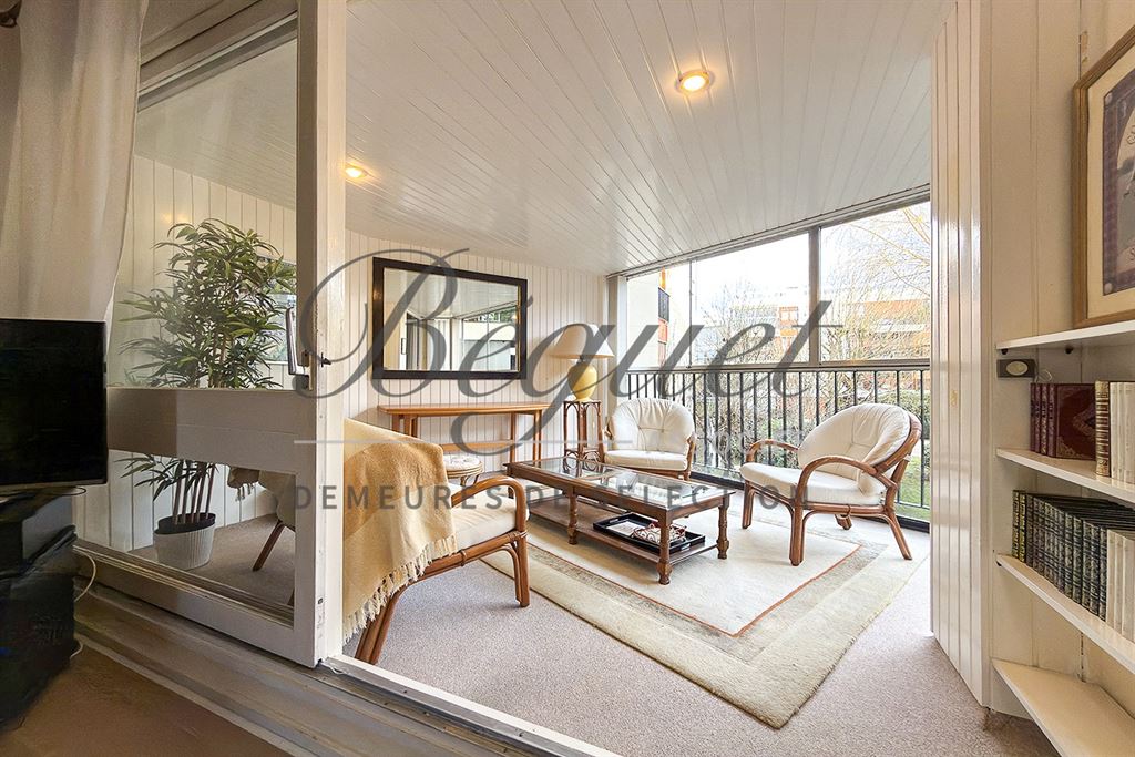 A vendre chez Beguet Associés : Le Chesnay 78150 Parly 2 - Appartement de 77 m², 2 chambres, loggia, jardinet, cave et parking.