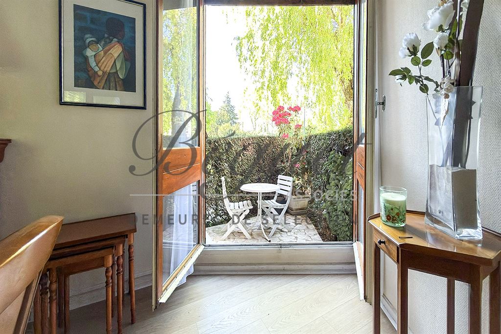 A vendre chez Beguet Associés : Le Chesnay 78150 Parly 2 - Appartement de 77 m², 2 chambres, loggia, jardinet, cave et parking.