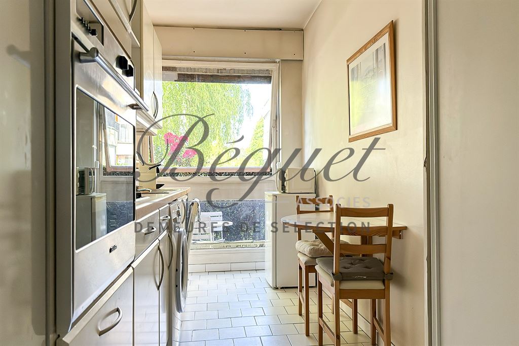A vendre chez Beguet Associés : Le Chesnay 78150 Parly 2 - Appartement de 77 m², 2 chambres, loggia, jardinet, cave et parking.