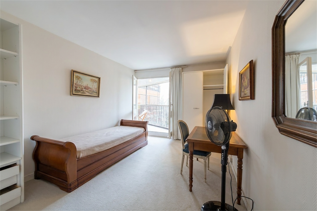 A vendre chez Beguet Associés : Le Chesnay 78150 Parly 2 - Appartement de 77 m², 2 chambres, loggia, jardinet, cave et parking.
