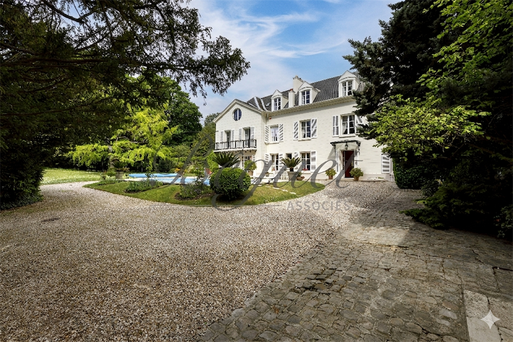 A vendre chez Beguet Associés : Louveciennes (78430), Yvelines – Propriété de caractère de 600 m² avec parc de 4 000 m², piscine et dépendances