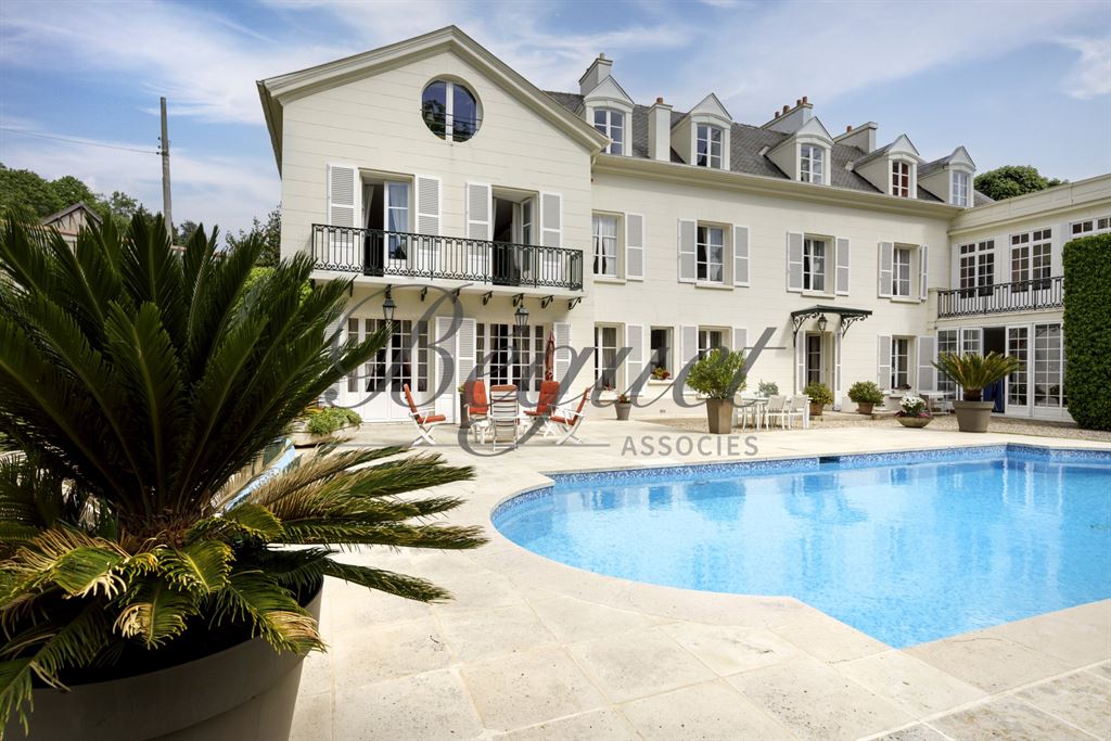 A vendre chez Beguet Associés : Louveciennes (78430), Yvelines – Propriété de caractère de 600 m² avec parc de 4 000 m², piscine et dépendances