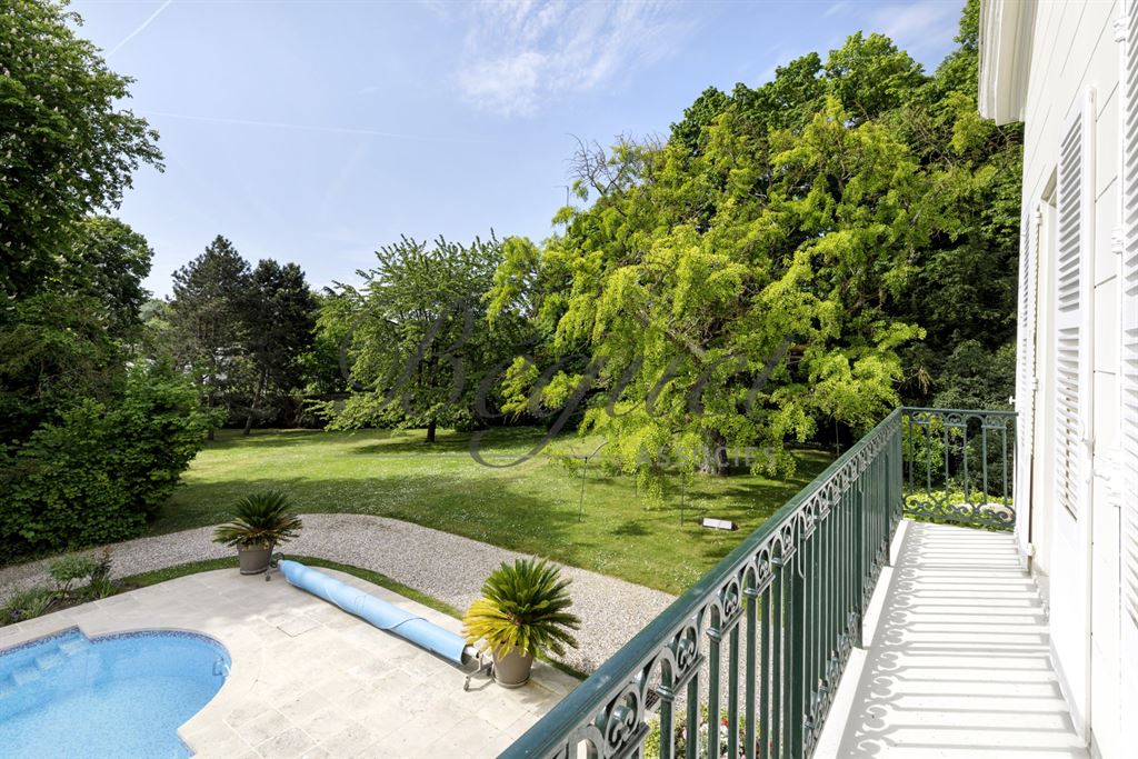 A vendre chez Beguet Associés : Louveciennes (78430), Yvelines – Propriété de caractère de 600 m² avec parc de 4 000 m², piscine et dépendances