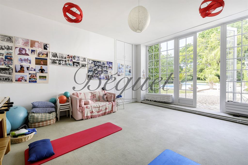 A vendre chez Beguet Associés : Louveciennes (78430), Yvelines – Propriété de caractère de 600 m² avec parc de 4 000 m², piscine et dépendances