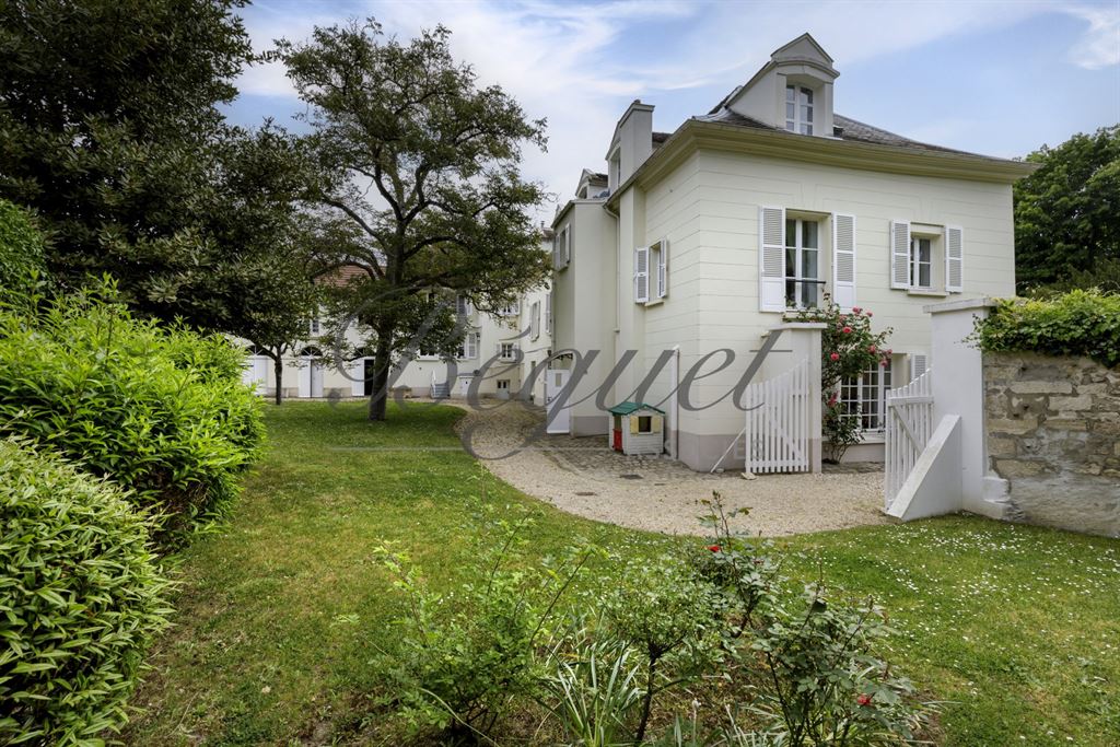 A vendre chez Beguet Associés : Louveciennes (78430), Yvelines – Propriété de caractère de 600 m² avec parc de 4 000 m², piscine et dépendances