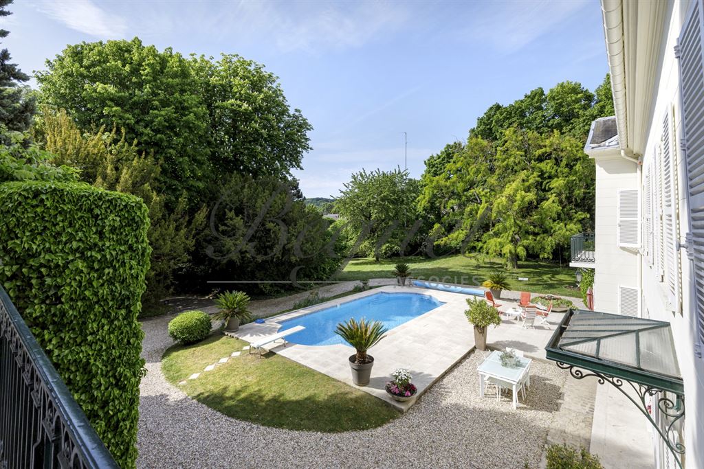 A vendre chez Beguet Associés : Louveciennes (78430), Yvelines – Propriété de caractère de 600 m² avec parc de 4 000 m², piscine et dépendances