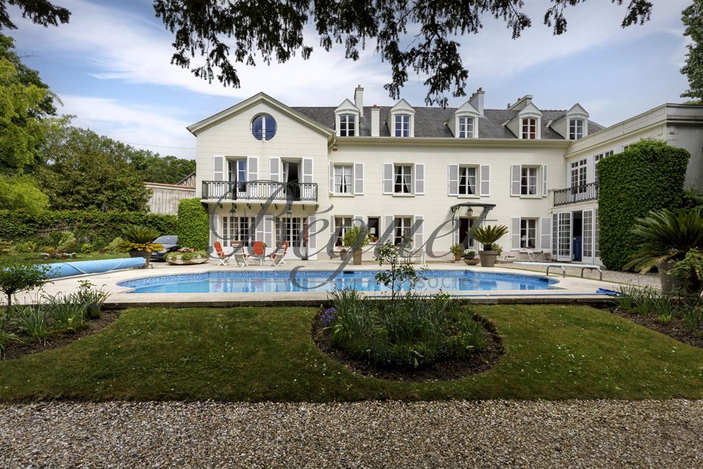 A vendre chez Beguet Associés : Louveciennes (78430), Yvelines – Propriété de caractère de 600 m² avec parc de 4 000 m², piscine et dépendances