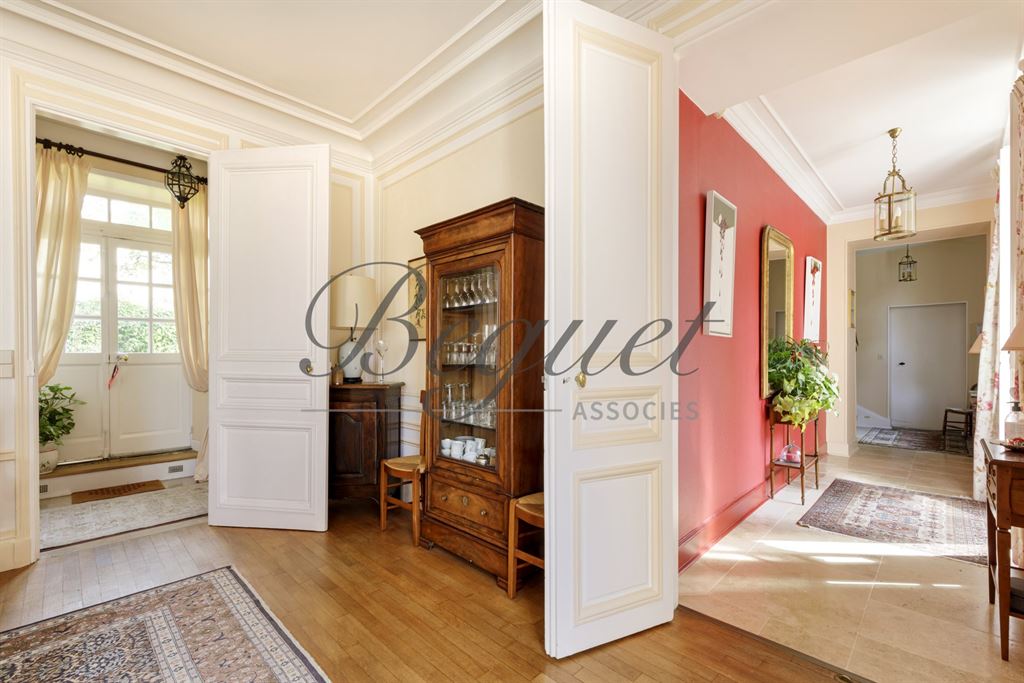 A vendre chez Beguet Associés : Louveciennes (78430), Yvelines – Propriété de caractère de 600 m² avec parc de 4 000 m², piscine et dépendances