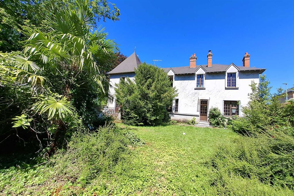 A vendre chez Beguet Associés : Meung-sur-Loire - 45130 - Hyper centre - 222 m² - 9 pièces - 6 chambres - 1 garage + grange - jardin