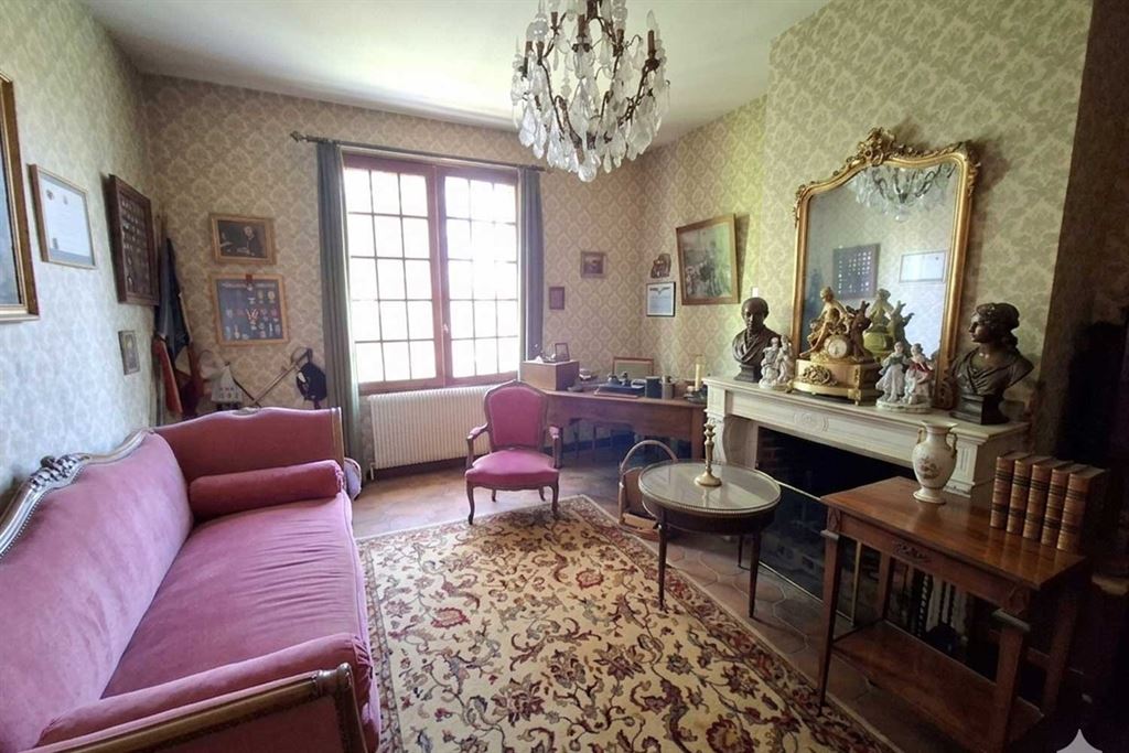 A vendre chez Beguet Associés : Meung-sur-Loire - 45130 - Hyper centre - 222 m² - 9 pièces - 6 chambres - 1 garage + grange - jardin