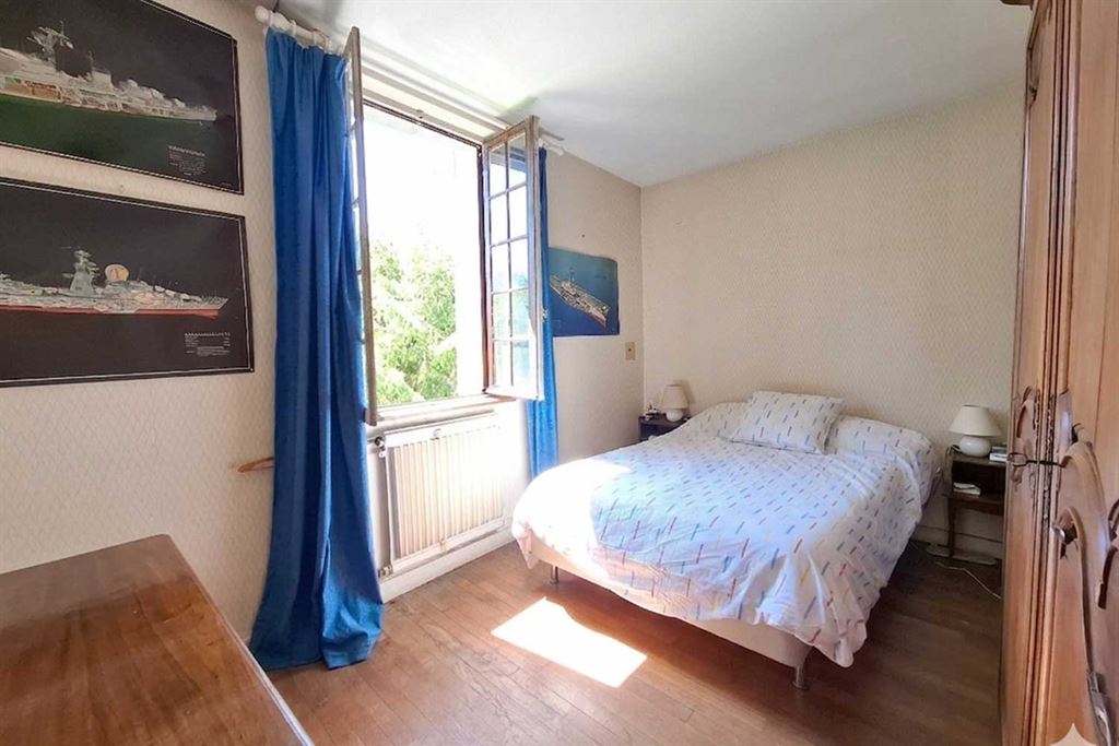 A vendre chez Beguet Associés : Meung-sur-Loire - 45130 - Hyper centre - 222 m² - 9 pièces - 6 chambres - 1 garage + grange - jardin