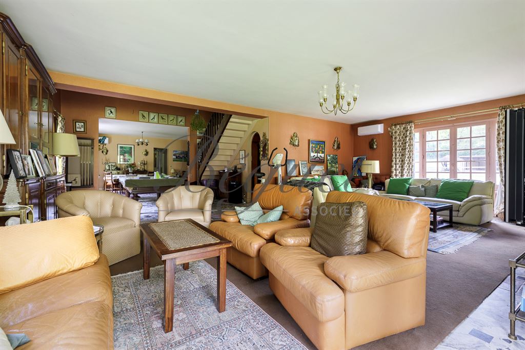 A vendre chez Beguet Associés : FORET DE RAMBOUILLET POIGNY 78125 PROPRIETE EQUESTRE MAISON 360 m²  HERBAGES-FORET 10 Ha