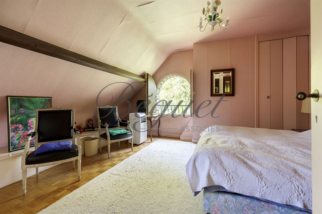 A vendre chez Beguet Associés : FORET DE RAMBOUILLET POIGNY 78125 PROPRIETE EQUESTRE MAISON 360 m²  HERBAGES-FORET 10 Ha
