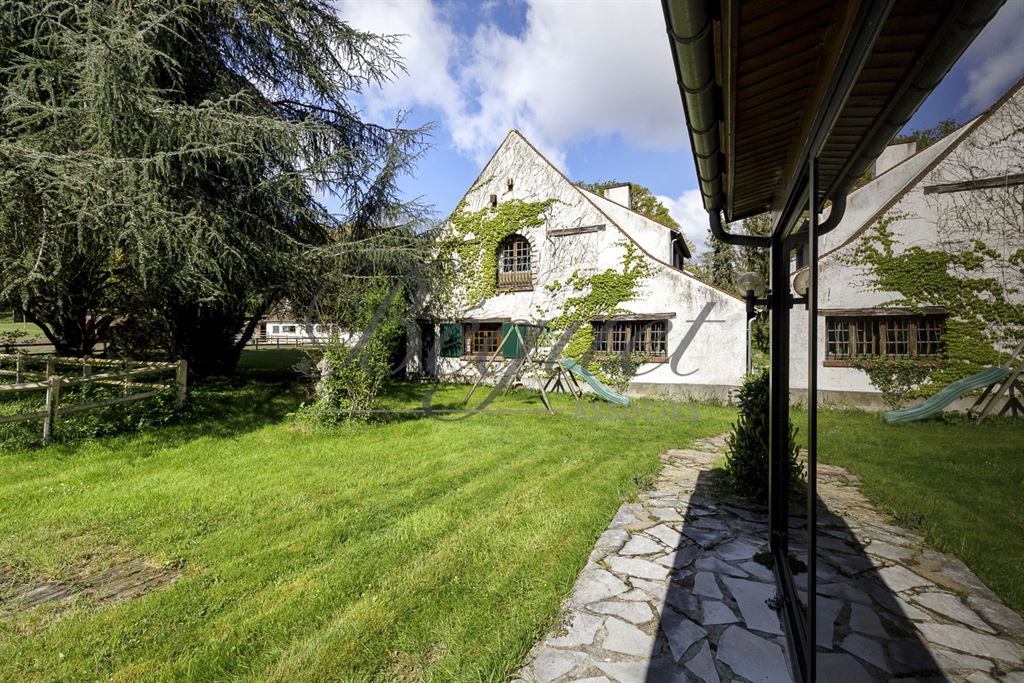 A vendre chez Beguet Associés : FORET DE RAMBOUILLET POIGNY 78125 PROPRIETE EQUESTRE MAISON 360 m²  HERBAGES-FORET 10 Ha
