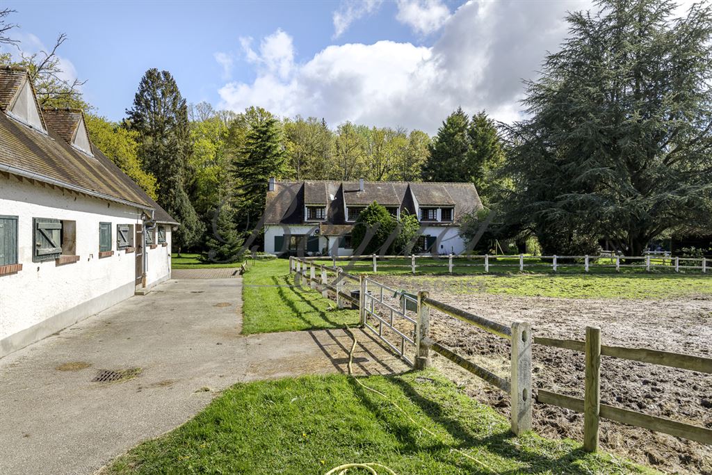 A vendre chez Beguet Associés : FORET DE RAMBOUILLET POIGNY 78125 PROPRIETE EQUESTRE MAISON 360 m²  HERBAGES-FORET 10 Ha