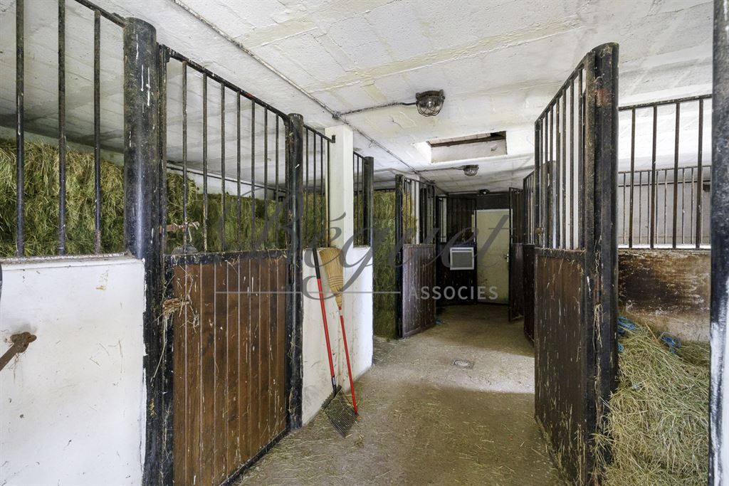 A vendre chez Beguet Associés : FORET DE RAMBOUILLET POIGNY 78125 PROPRIETE EQUESTRE MAISON 360 m²  HERBAGES-FORET 10 Ha