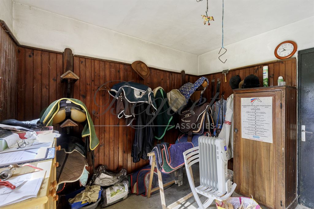 A vendre chez Beguet Associés : FORET DE RAMBOUILLET POIGNY 78125 PROPRIETE EQUESTRE MAISON 360 m²  HERBAGES-FORET 10 Ha