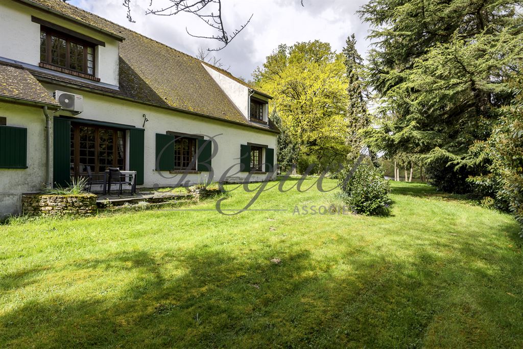 A vendre chez Beguet Associés : FORET DE RAMBOUILLET POIGNY 78125 PROPRIETE EQUESTRE MAISON 360 m²  HERBAGES-FORET 10 Ha