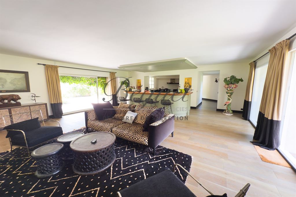 A vendre chez Beguet Associés : OUEST PARIS - MONTFORT L’AMAURY - PROPRIETE  455 m² 4 CHAMBRES PISCINE PARC 4 Ha