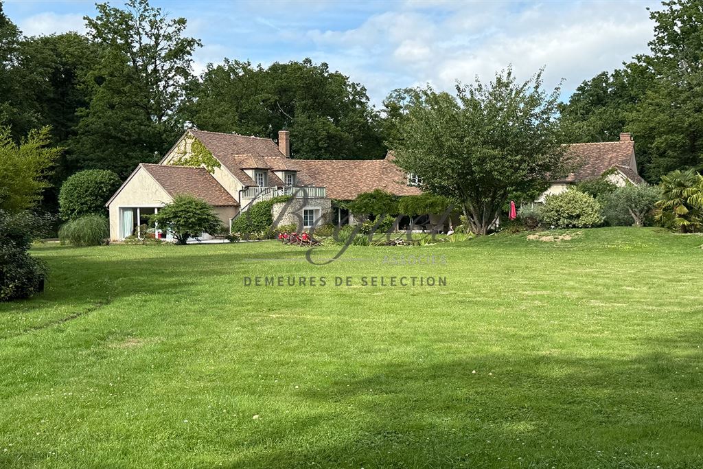 A vendre chez Beguet Associés : OUEST PARIS - MONTFORT L’AMAURY - PROPRIETE  455 m² 4 CHAMBRES PISCINE PARC 4 Ha