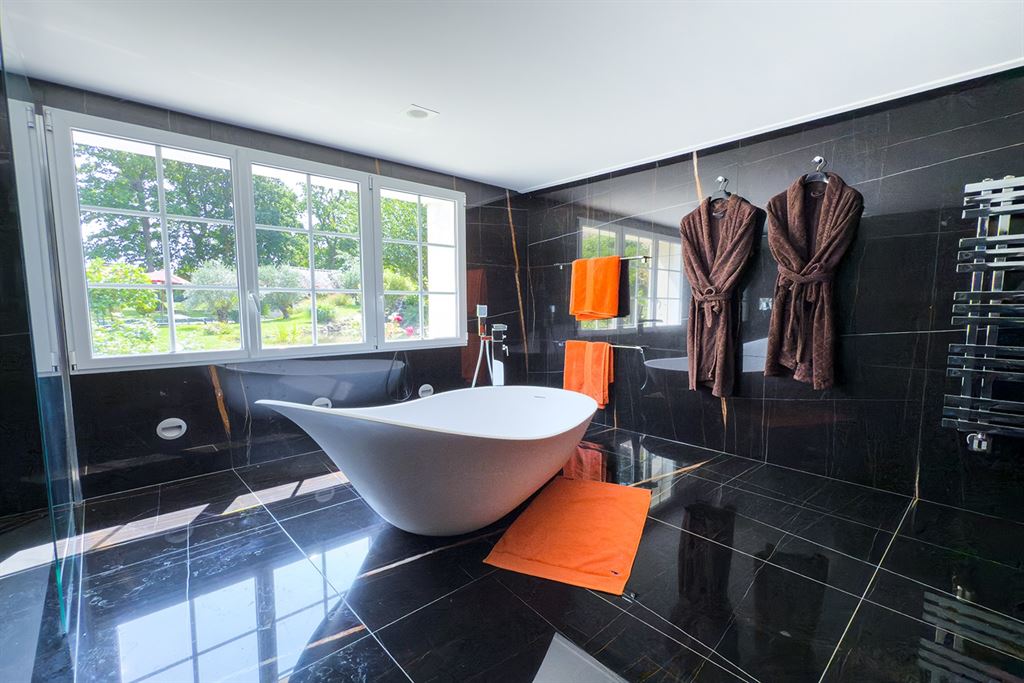 A vendre chez Beguet Associés : OUEST PARIS - MONTFORT L’AMAURY - PROPRIETE  455 m² 4 CHAMBRES PISCINE PARC 4 Ha