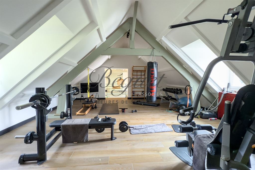 A vendre chez Beguet Associés : OUEST PARIS - MONTFORT L’AMAURY - PROPRIETE  455 m² 4 CHAMBRES PISCINE PARC 4 Ha