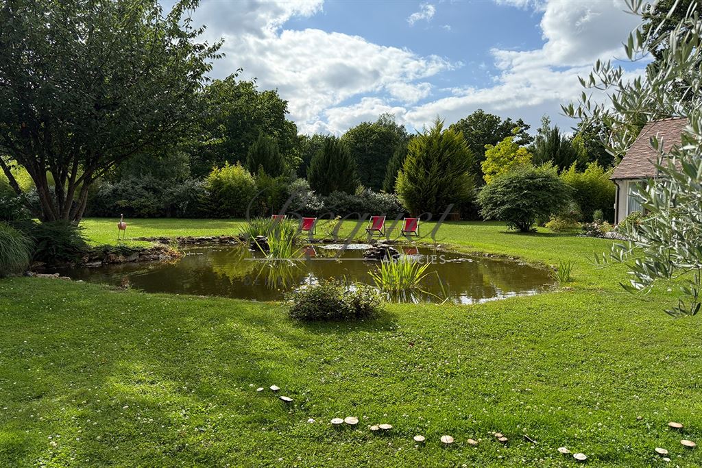 A vendre chez Beguet Associés : OUEST PARIS - MONTFORT L’AMAURY - PROPRIETE  455 m² 4 CHAMBRES PISCINE PARC 4 Ha