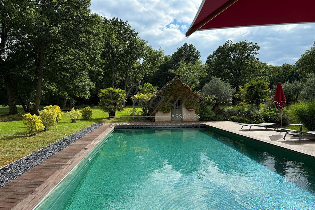 A vendre chez Beguet Associés : OUEST PARIS - MONTFORT L’AMAURY - PROPRIETE  455 m² 4 CHAMBRES PISCINE PARC 4 Ha