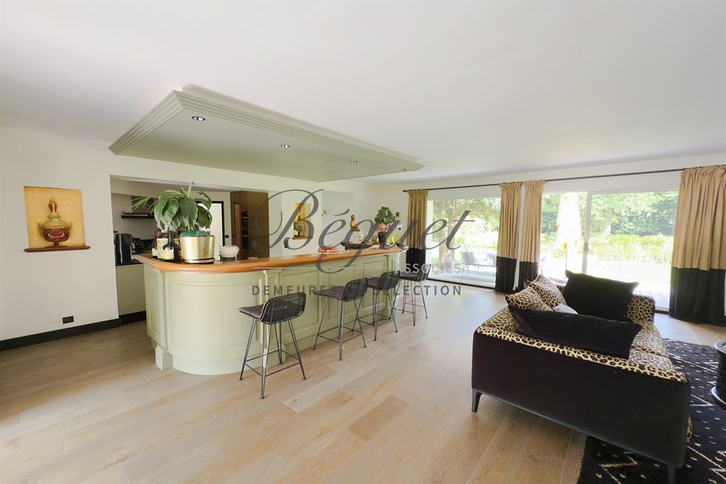 A vendre chez Beguet Associés : OUEST PARIS - MONTFORT L’AMAURY - PROPRIETE  455 m² 4 CHAMBRES PISCINE PARC 4 Ha