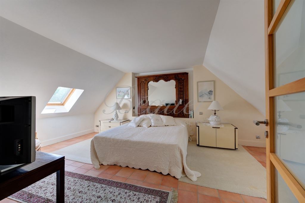 A vendre chez Beguet Associés : INDRE ET LOIRE - CHINON / THIZAY 37500 - MAISON 234 m² - 5 CH - DEUX GITES - PISCINE - PARC 8 000 m²