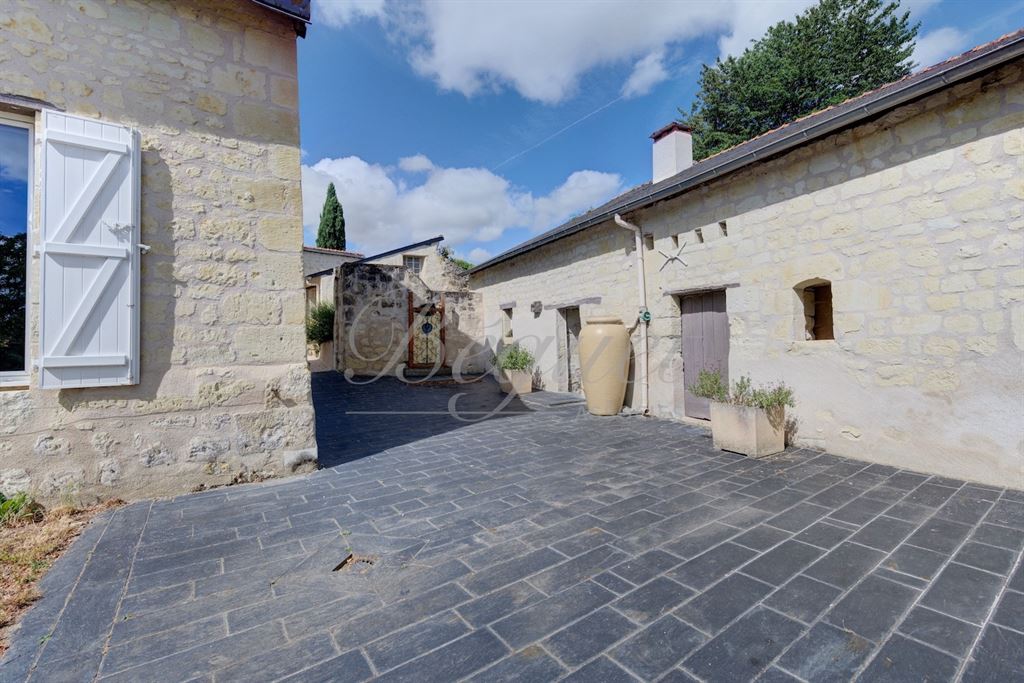 A vendre chez Beguet Associés : INDRE ET LOIRE - CHINON / THIZAY 37500 - MAISON 234 m² - 5 CH - DEUX GITES - PISCINE - PARC 8 000 m²