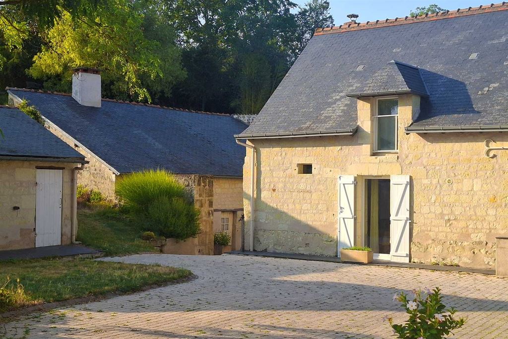 A vendre chez Beguet Associés : INDRE ET LOIRE - CHINON / THIZAY 37500 - MAISON 234 m² - 5 CH - DEUX GITES - PISCINE - PARC 8 000 m²