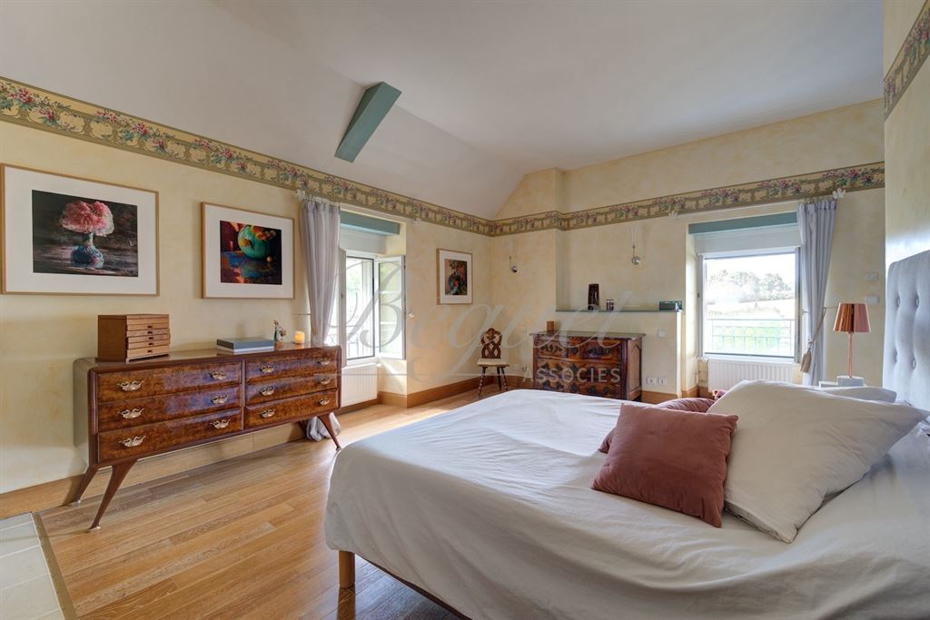 A vendre chez Beguet Associés : INDRE ET LOIRE - CHINON / THIZAY 37500 - MAISON 234 m² - 5 CH - DEUX GITES - PISCINE - PARC 8 000 m²