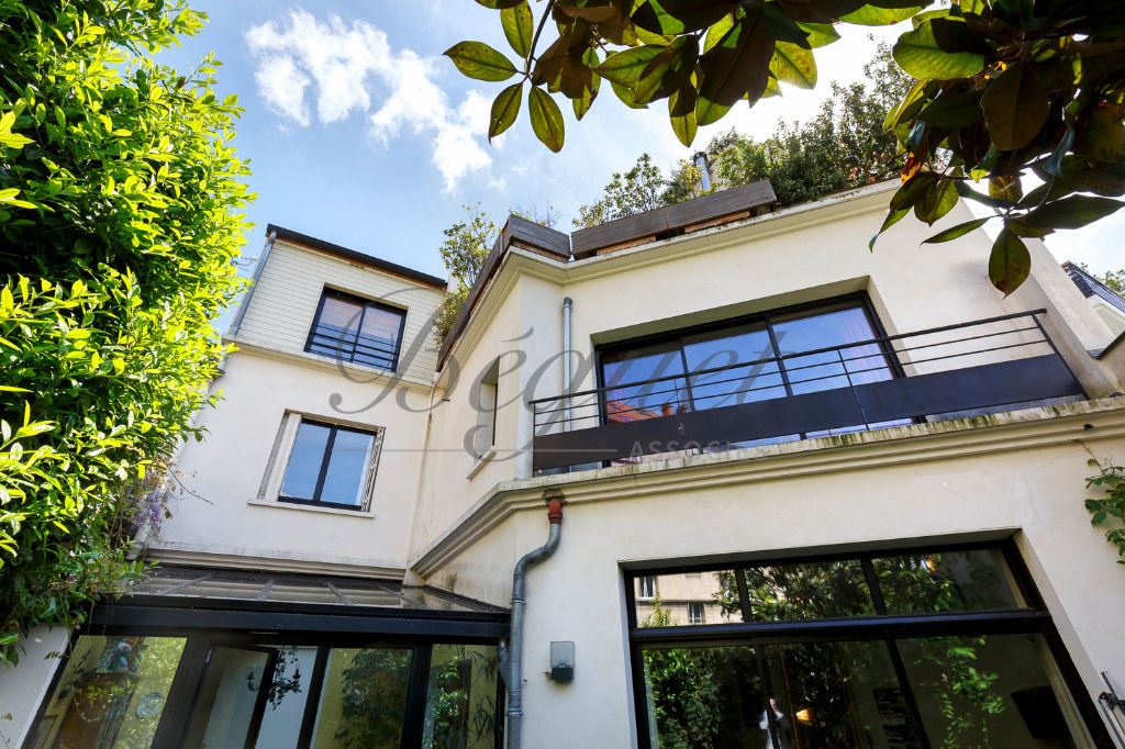 A vendre chez Beguet Associés : BOULOGNE 92100  LES PASSAGES - MAISON  258 m²/ 290 m² - 6 CHAMBRES - JARDIN - TERRASSE - 2 PARKINGS