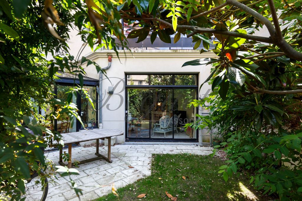 A vendre chez Beguet Associés : BOULOGNE 92100  LES PASSAGES - MAISON  258 m²/ 290 m² - 6 CHAMBRES - JARDIN - TERRASSE - 2 PARKINGS