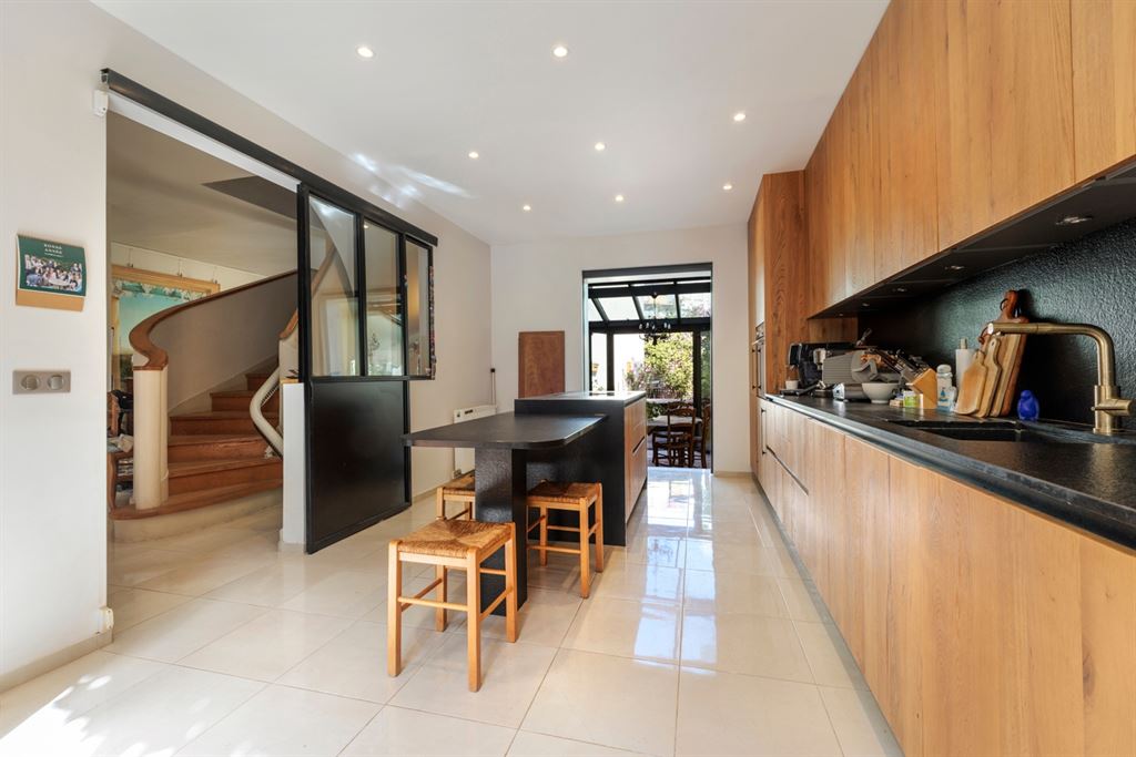A vendre chez Beguet Associés : BOULOGNE 92100  LES PASSAGES - MAISON  258 m²/ 290 m² - 6 CHAMBRES - JARDIN - TERRASSE - 2 PARKINGS