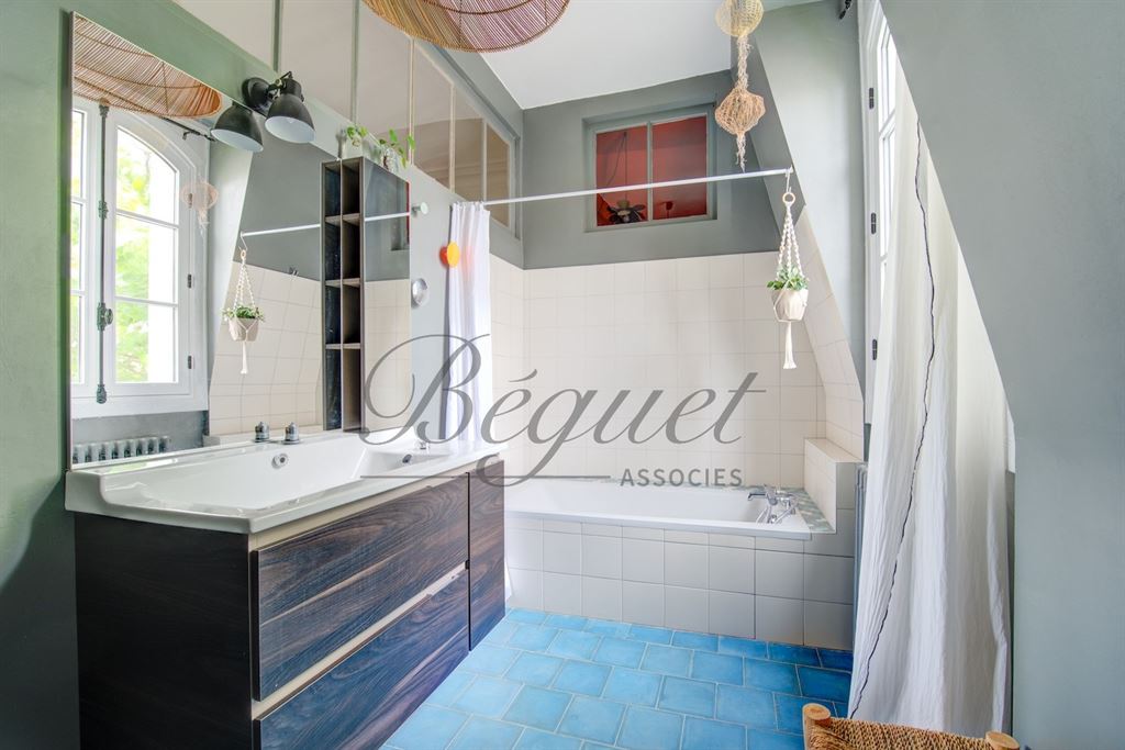 A vendre chez Beguet Associés : Indre et Loire - Hyper centre Tours - 37000 - Maison - 285 m² - 5 chambres - garage - Jardin