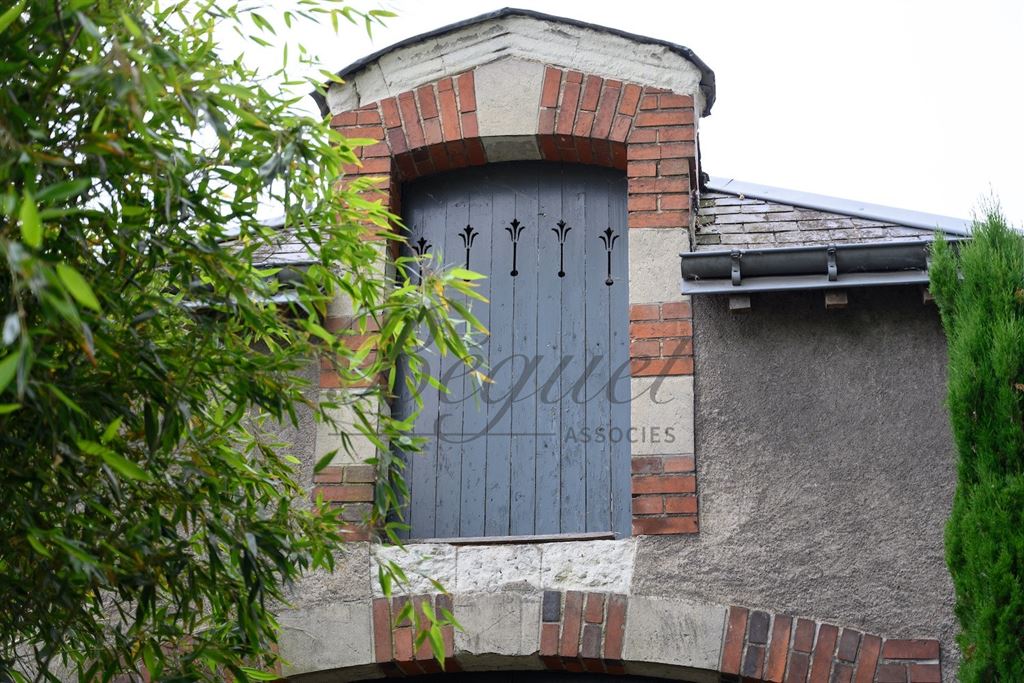 A vendre chez Beguet Associés : Indre et Loire - Hyper centre Tours - 37000 - Maison - 285 m² - 5 chambres - garage - Jardin