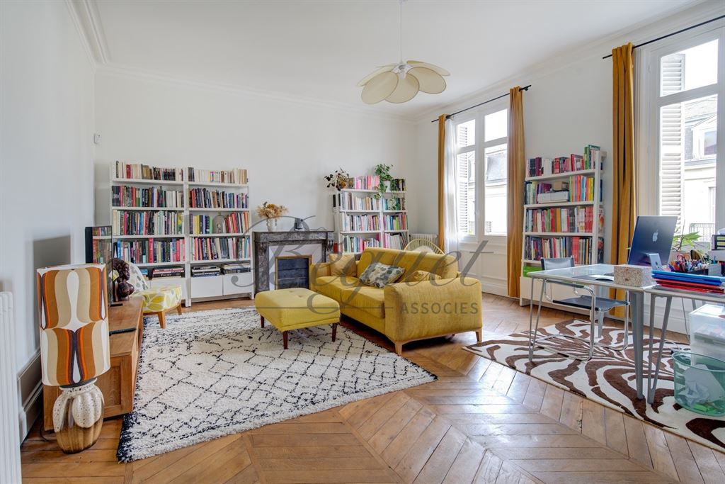 A vendre chez Beguet Associés : Indre et Loire - Hyper centre Tours - 37000 - Maison - 285 m² - 5 chambres - garage - Jardin