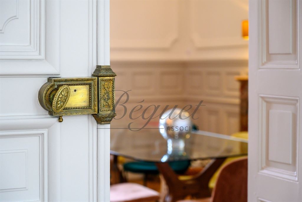 A vendre chez Beguet Associés : Indre et Loire - Hyper centre Tours - 37000 - Maison - 285 m² - 5 chambres - garage - Jardin