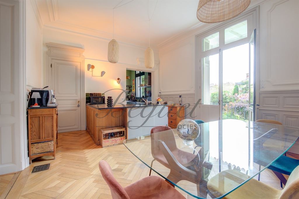 A vendre chez Beguet Associés : Indre et Loire - Hyper centre Tours - 37000 - Maison - 285 m² - 5 chambres - garage - Jardin