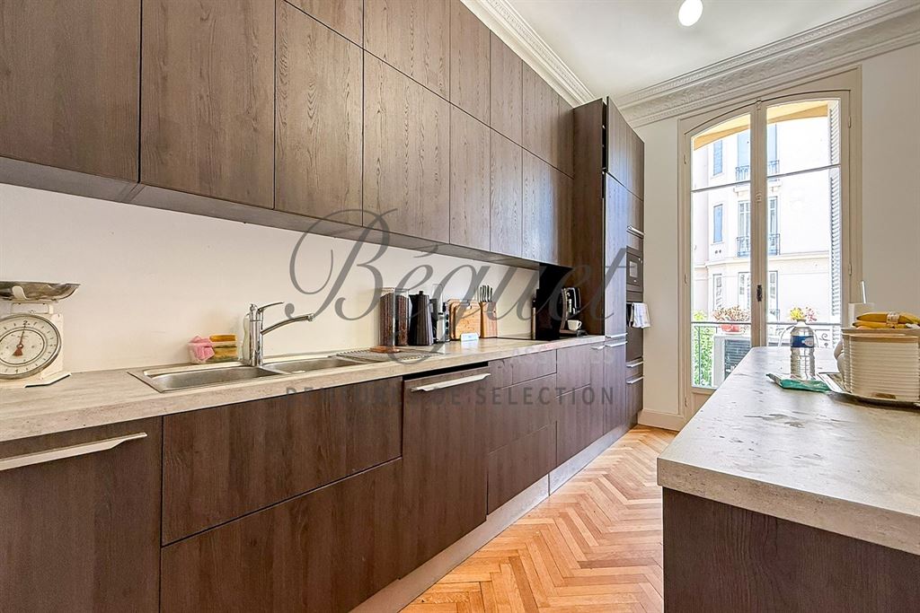 A vendre chez Beguet Associés : France Côte d’Azur, Nice, Quartier des Fleurs, 4 pièces 104 m² - 2 chambres