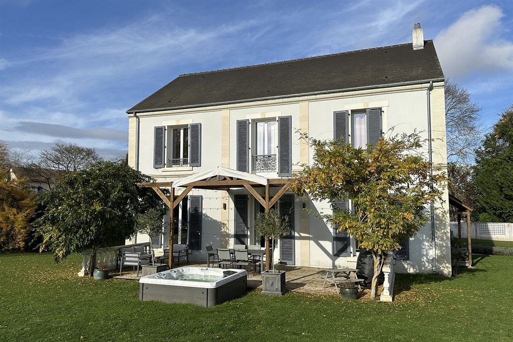 A vendre chez Beguet Associés : MERE - MONTFORT - NEAUPHLE 78490 MAISON + STUDIO 200 m² 3/4 CHB JARDIN 2500 m² STUDIO GARAGE