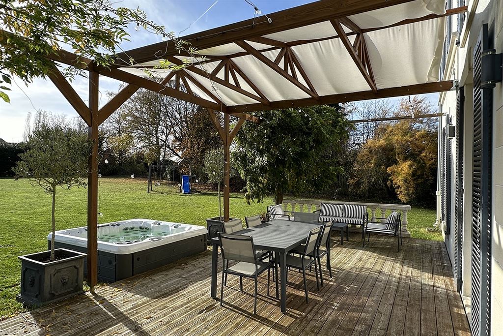 A vendre chez Beguet Associés : MERE - MONTFORT - NEAUPHLE 78490 MAISON + STUDIO 200 m² 3/4 CHB JARDIN 2500 m² STUDIO GARAGE