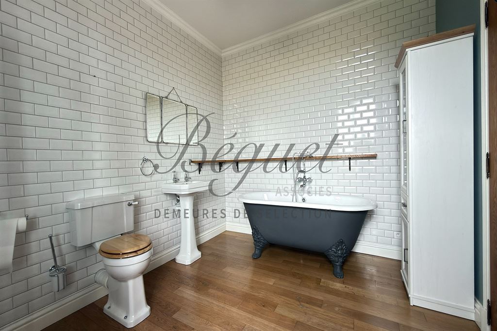 A vendre chez Beguet Associés : MERE - MONTFORT - NEAUPHLE 78490 MAISON + STUDIO 200 m² 3/4 CHB JARDIN 2500 m² STUDIO GARAGE