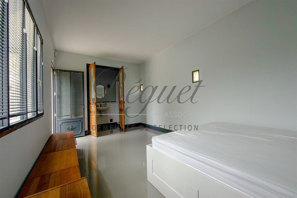 A vendre chez Beguet Associés : MERE - MONTFORT - NEAUPHLE 78490 MAISON + STUDIO 200 m² 3/4 CHB JARDIN 2500 m² STUDIO GARAGE