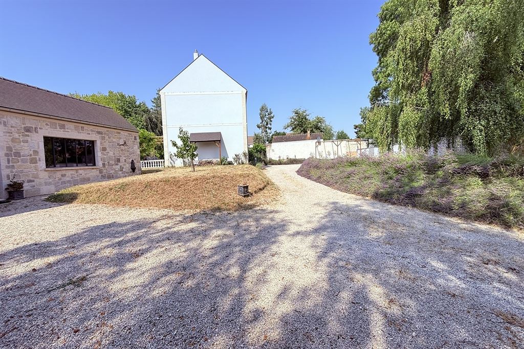 A vendre chez Beguet Associés : MERE - MONTFORT - NEAUPHLE 78490 MAISON + STUDIO 200 m² 3/4 CHB JARDIN 2500 m² STUDIO GARAGE
