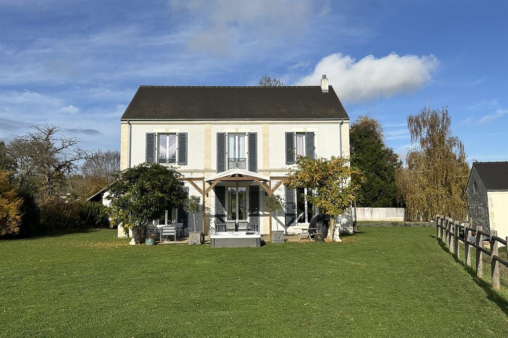 A vendre chez Beguet Associés : MERE - MONTFORT - NEAUPHLE 78490 MAISON + STUDIO 200 m² 3/4 CHB JARDIN 2500 m² STUDIO GARAGE