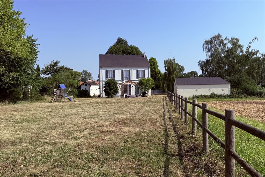 A vendre chez Beguet Associés : MERE - MONTFORT - NEAUPHLE 78490 MAISON + STUDIO 200 m² 3/4 CHB JARDIN 2500 m² STUDIO GARAGE